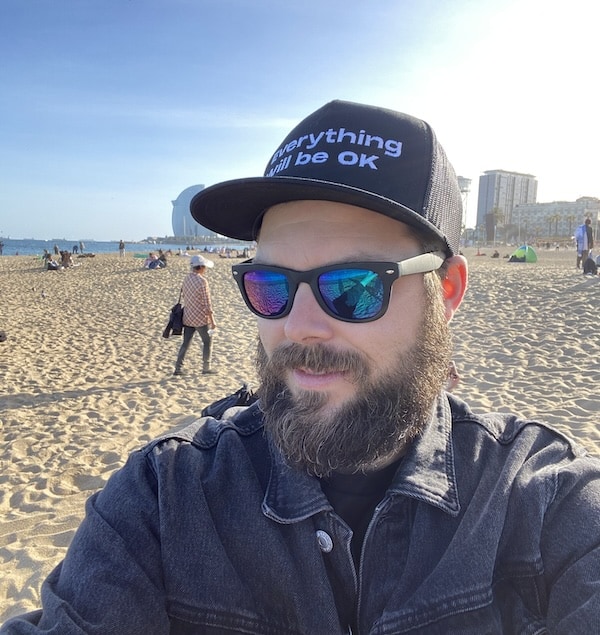 Michal Acler na pláži v Barceloně